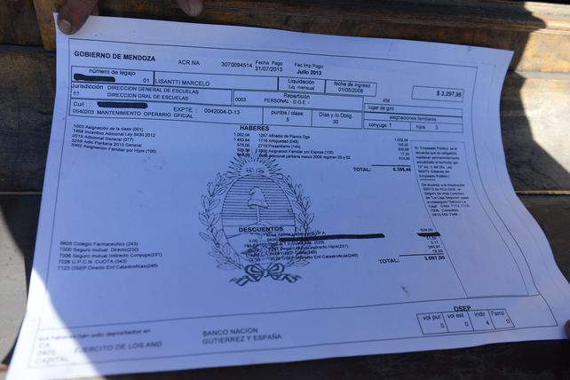 Arrastró un piano durante 10 km para pedir mejoras salariales en una inusual e insólita protesta