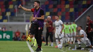 Como en casi todos los partidos, Mariano Soso rompió en el entretiempo de Santiago del Estero lo que había pensado para el inicio del partido para Newells.