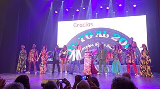 “Gracias por la música”. El final, con el público de pie. La obra hará su última función este sábado en el teatro Broadway.