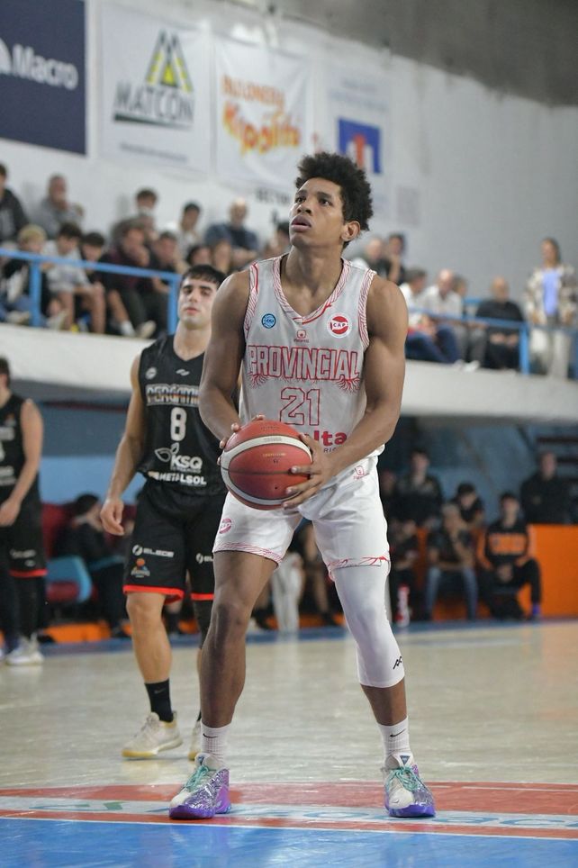 El ecuatoriano Abraham Barahona, una de las grandes figuras de Provincial y el mejor ala pivot de la Liga Argentina.