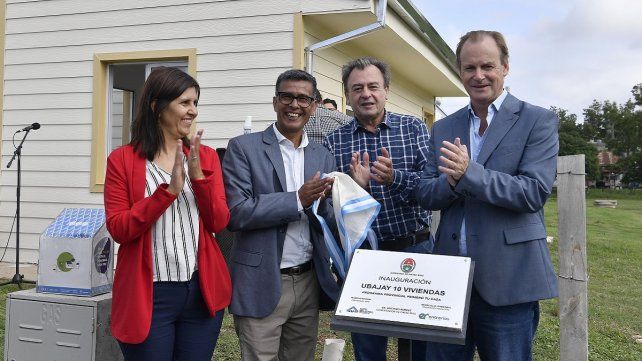 Bordet entregó 10 viviendas de madera en Ubajay