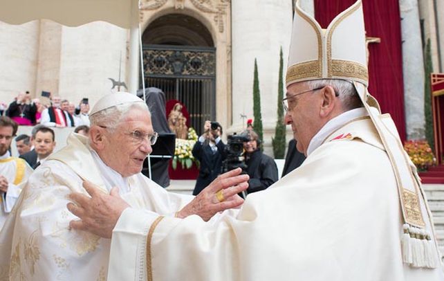 Los dos. Por primera vez en la historia de la Iglesia