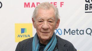 El actor Ian McKellen fue hospitalizado tras caer de un escenario