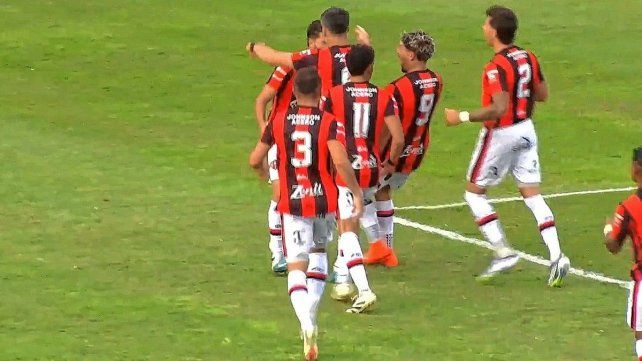 Patronato se impuso 2-0 a Colegiales y salió de la última posición.