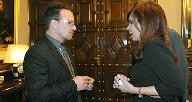 Bono visit&oacute; a Cristina: intercambiaron regalos, aut&oacute;grafos y reclamos