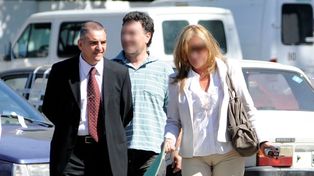 Henry Fabro en una foto del 12 de noviembre de 2010 recorriendo el corralón municipal cuando ocupaba el cargo de director de Tránsito.&nbsp;