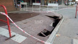 Impresionante socavón frente al estado cubierto del club Unión.