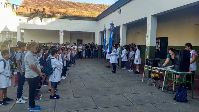 La triste postal de inicio de clases con solo un puñado de alumnos