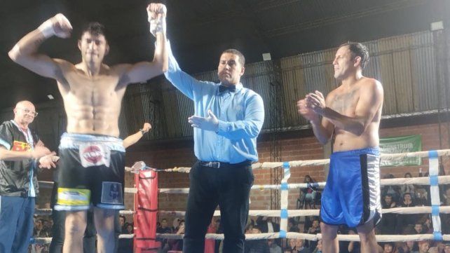 Daniel Aquino celebra su victoria.