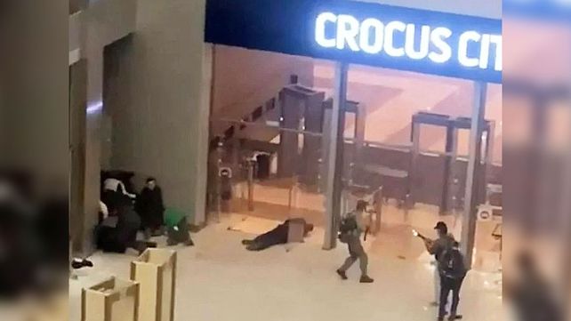 Kremlin dijo que hay 11 detenidos por el atentado en Crocus City Hall en Moscú. Hay más 140 heridos. ISIS se atribuyó el atentado pero Rusia apunta a Ucrania.