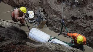 Las tareas de reparación que realizan los operarios de Aguas Santafesinas. Las condiciones en que se llevan adelante son complejas.&nbsp;