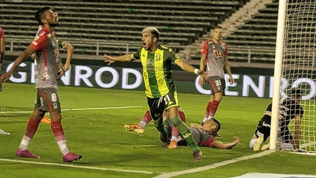 Aldosivi goleó a Arsenal 3-0 y obtuvo su primer triunfo con la conducción de Fernando Gago.