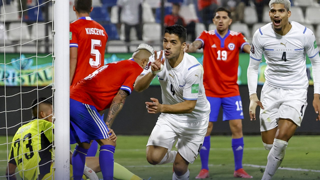 Chile sufrió a un Suárez letal y se quedó afuera del Mundial