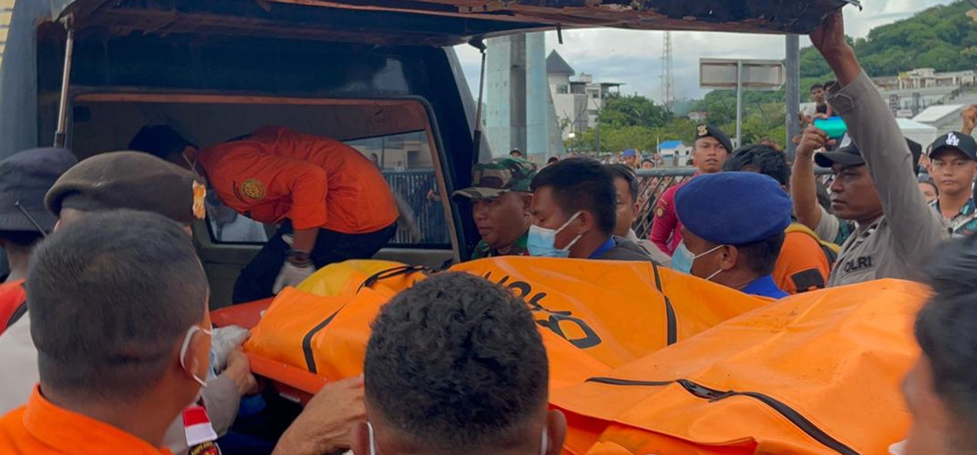 Rescatistas colocan en una ambulancia el cuerpo recién recuperado de una víctima del naufragio de un barco turístico en las aguas del Parque Nacional de Komodo el 26 de diciembre en Labuan Baja, Indonesia. (BASARNAS vía AP) Rescatistas colocan en una ambulancia el cuerpo recién recuperado de una víctima del naufragio de un barco turístico en las aguas del Parque Nacional de Komodo el 26 de diciembre en Labuan Baja, Indonesia. (BASARNAS vía AP)