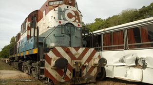 Un tren choc&oacute; a un micro escolar y caus&oacute; 11 heridos en Campana