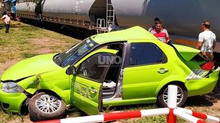 Un tren embistió a un remis en pasaje Larramendi y San Jerónimo