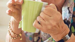 Una mujer orinó el té de su suegra durante un año en venganza por el maltrato de su marido