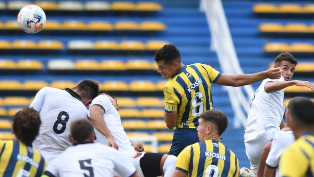 El paraguayo Ricardo Garay ya conecto de cabeza tras el centro y anota el segundo tanto canalla.