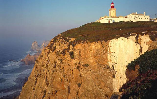 Los turistas intentaron retratarse y cayeron a un profundo acantilado en el Cabo da Roca.