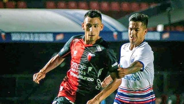 Eric Meza debutó con la camiseta de Colón sin haber firmado contrato y hoy es una de las figuras del equipo.
