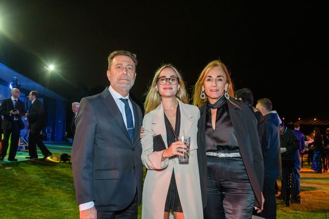 Ricardo y Agustina Lovell e Inés Méndez. Ricardo y Agustina Lovell e Inés Méndez.