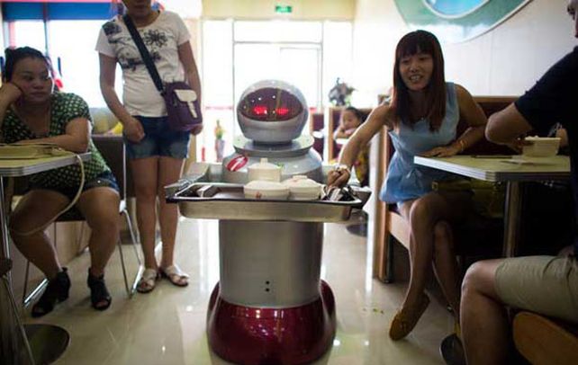 Dos robots dan la bienvenida a la clientela y cuatro pequeños androides llevan luego a cada mesa suculentos platos.