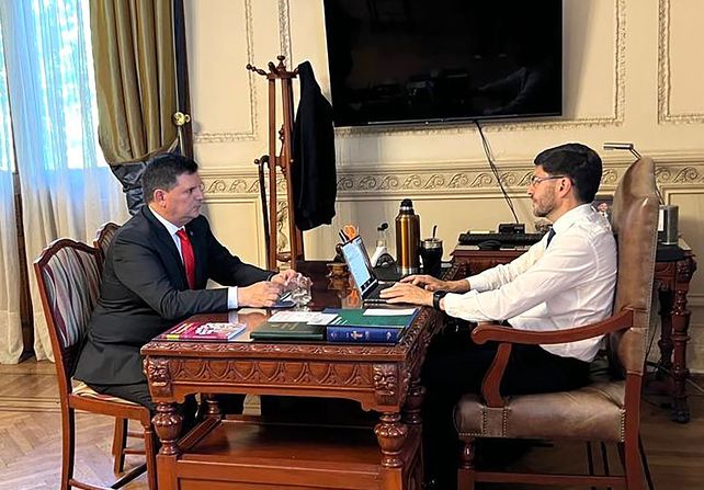 El intendente Daniel Escalante y el gobernador Maximiliano Pullaro durante la reunión en la que se acordó la inversión para el plan de iluminación LED en Roldán.
