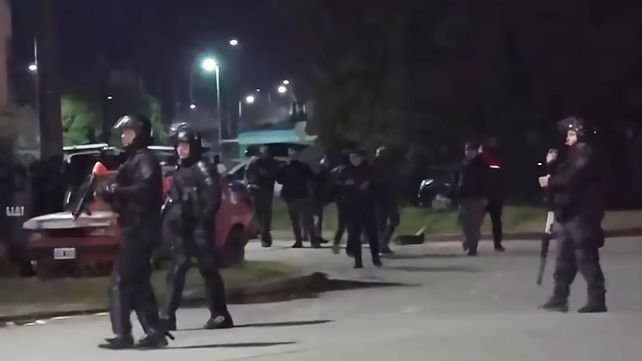 Familiares y vecinos de Agostina Vega atacaron un destacamento policial. “Les importó más un partido de fútbol que la desaparición de una chica”.