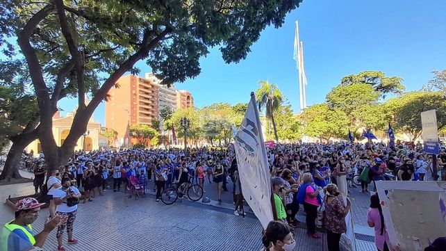 Masiva marcha de la agrupación Ni una menos frente a tribunales de Santa Fe