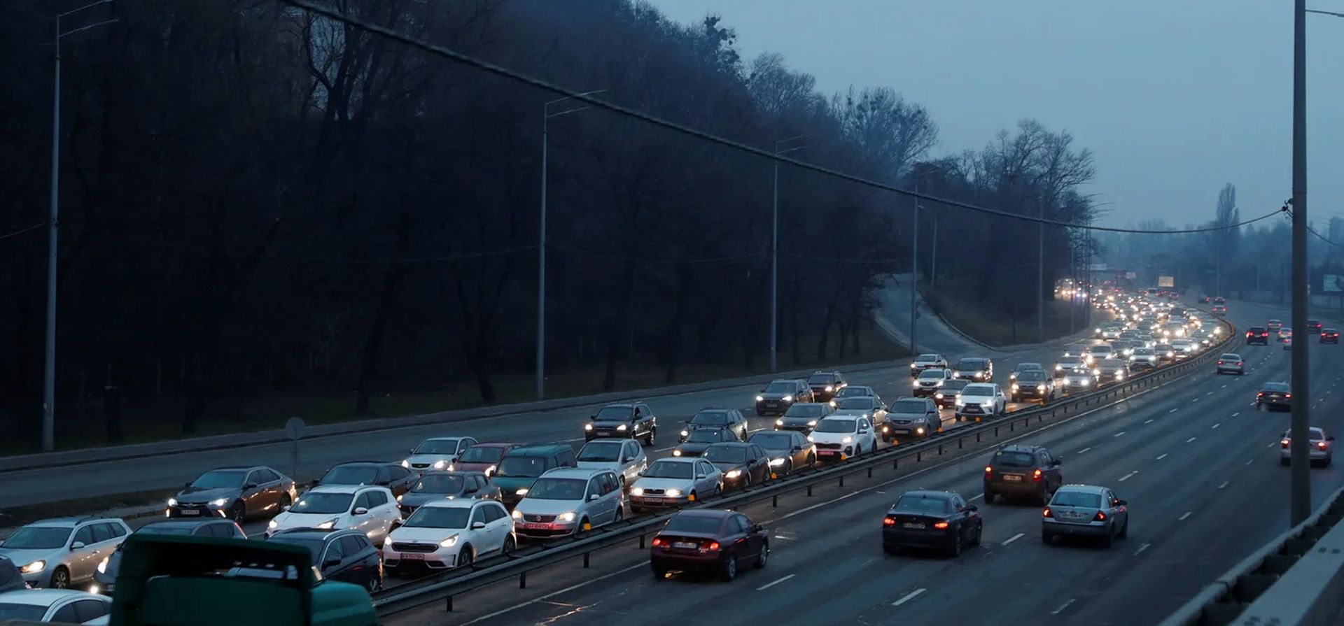 Ucranianos buscan salir de Kiev pese a que el gobierno pidió a sus ciudadanos quedarse en sus casas.