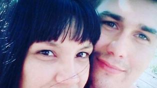 Un hombre apuñaló a su novia modelo, la dejó en el hospital y se dio a la fuga
