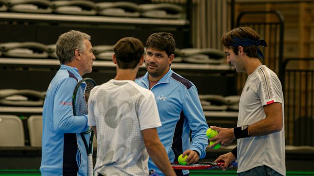 El roldanense Eduardo Schwank charla con el resto del equipo de trabajo.