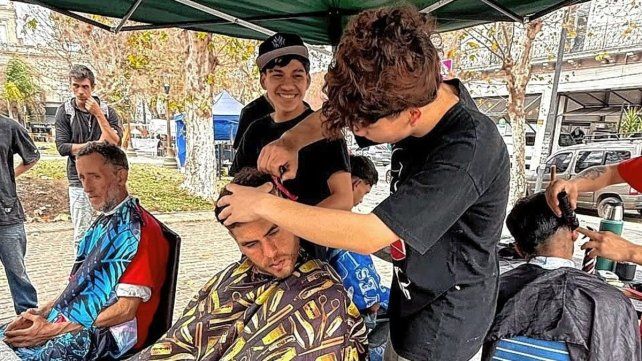 Los jóvenes barberos estarán este sábado en Plaza 25 de Mayo en una jornada solidaria.