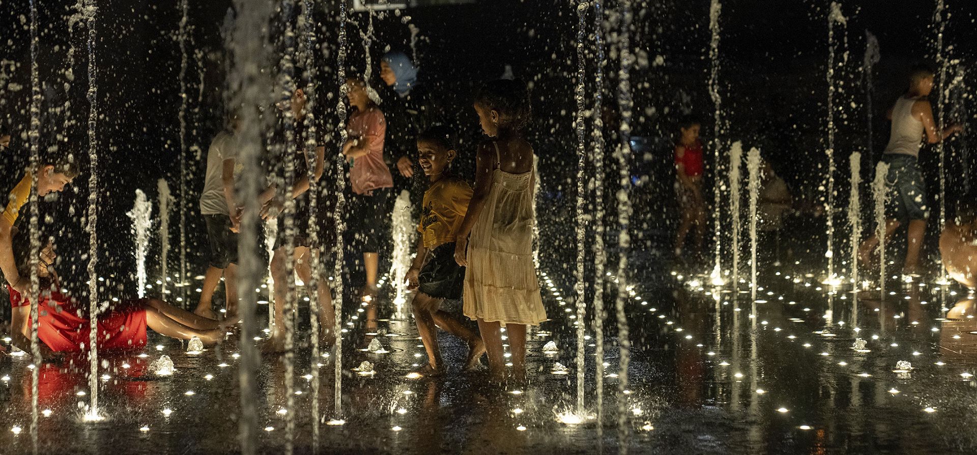 Un grupo de niños se refrescan en una fuente a las afueras de la Ciudad Vieja de Jerusalén, el miércoles 12 de julio de 2023. (Foto AP/Ohad Zwigenberg) Un grupo de niños se refrescan en una fuente a las afueras de la Ciudad Vieja de Jerusalén, el miércoles 12 de julio de 2023. (Foto AP/Ohad Zwigenberg)