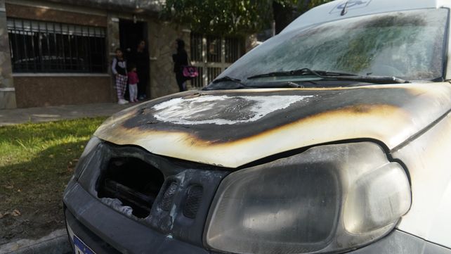 Uno de los utilitarios quemados este sábado a la madrugada en distintos ataques incendiarios. Fue en Santiago al 3800.