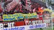 La barra de un club alemán homenajeó a Pillín Bracamonte con una bandera