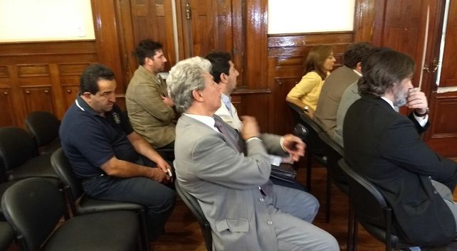 Expectativas. El hijo del empresario (de saco marrón) y los querellantes esperaron la resolución. Foto: Javier Aragón