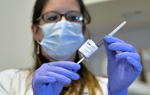 Dosis. La vacuna Dengvaxia hace cuatro meses que se aplica oficialmente en Filipinas y también en Brasil.