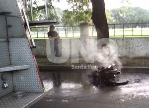 Incendió su propia moto antes de que los inspectores se la trasladen al corralón