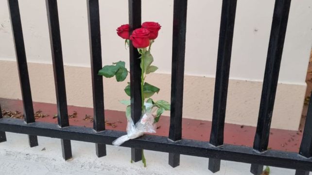 El Ministerio de Economía de Nación repudió la aparición de tres rojas rojas frente a la sede local de la UIF.
