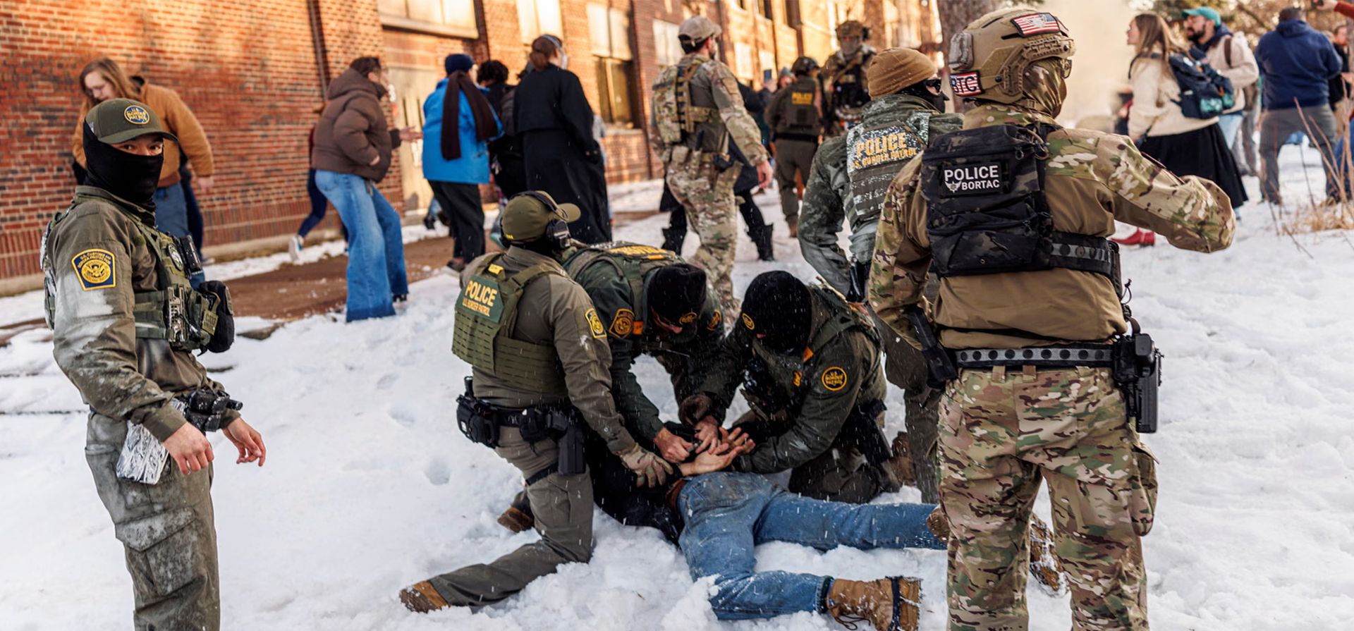 Agentes de la Patrulla Fronteriza detienen a una persona cerca de la escuela secundaria Roosevelt durante la hora de salida, después de que las acciones de las autoridades federales de inmigración provocaran protestas en Minnesota, Minneapolis, EE. UU.. Fotografía: Kerem Yücel/AFP/Getty Images Agentes de la Patrulla Fronteriza detienen a una persona cerca de la escuela secundaria Roosevelt durante la hora de salida, después de que las acciones de las autoridades federales de inmigración provocaran protestas en Minnesota, Minneapolis, EE. UU.. Fotografía: Kerem Yücel/AFP/Getty Images