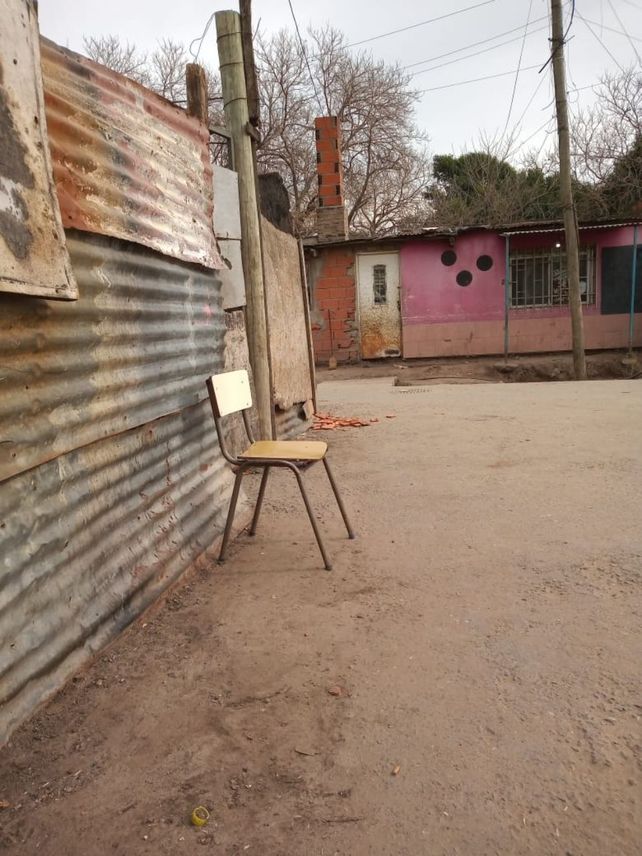 Ariadna estaba sentada en una silla cuando fue atacada desde una moto en movimiento. Recibió un balazo en la cabeza. Está internada con respirador en la terapia del Heca.