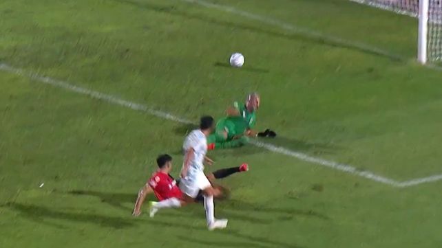 Newells sufre por sus errores y Atlético Tucumán no lo perdonó. Otra vez falló Víctor Cuesta.