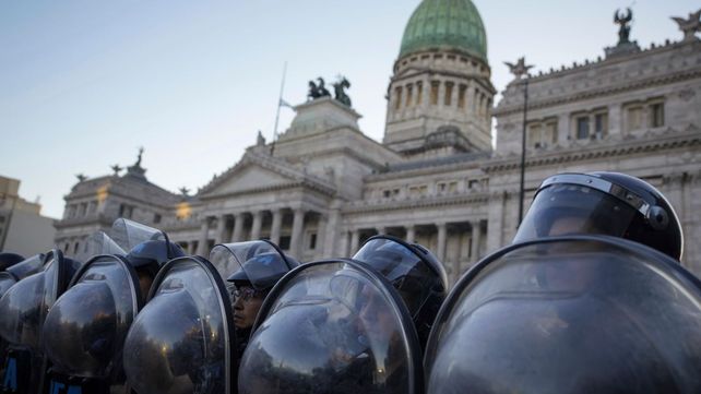 El gobierno construye a la fuerza un consenso precario para sus reformas