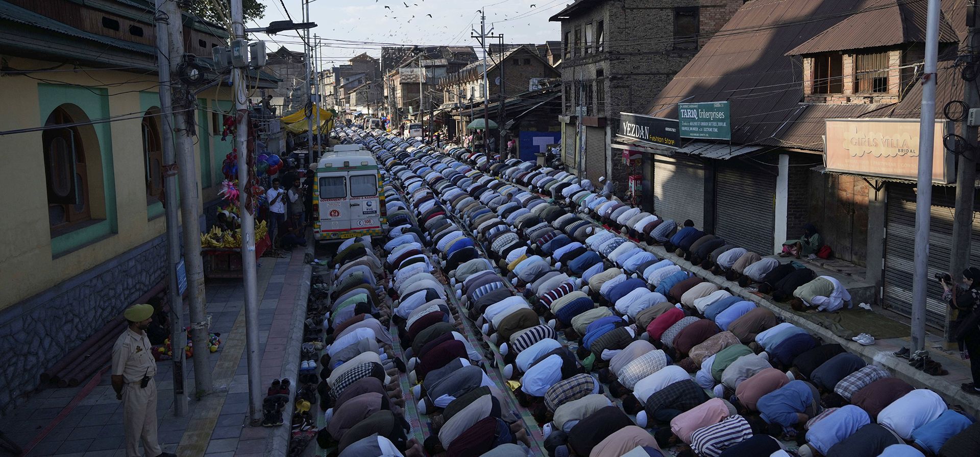 Musulmanes cachemires rezan durante el festival anual Musulmanes cachemires rezan durante el festival anual