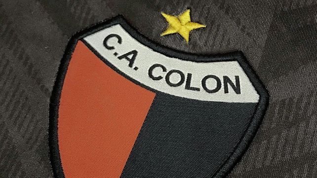 La nueva camiseta de Colón viene con un parche dorado que acredita su condición de campeón.&nbsp;