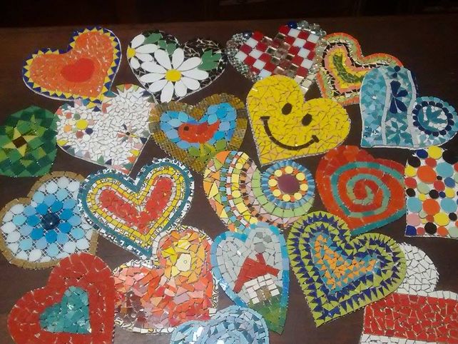 Un mural de corazones de mosaico para homenajear al doctor Favaloro