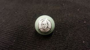 Santafesinos crearon una bolita de vidrio para homenajear al papa Francisco