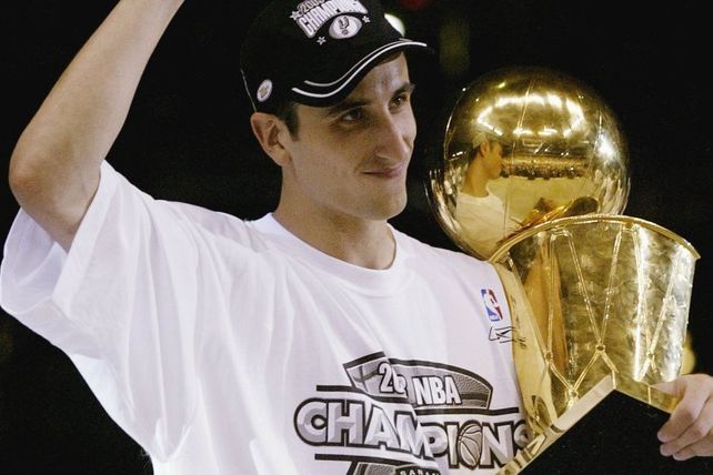 Manu Ginóbili obtuvo 4 títulos de la NBA junto a los San Antonio Spurs.