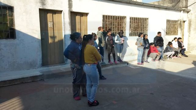 Padres autoconvocados exigieron este martes a las autoridades que no dejen ingresar al acusado a la institución.&nbsp;